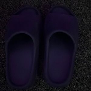 Yeezy slide (onyx) - black)- like new.